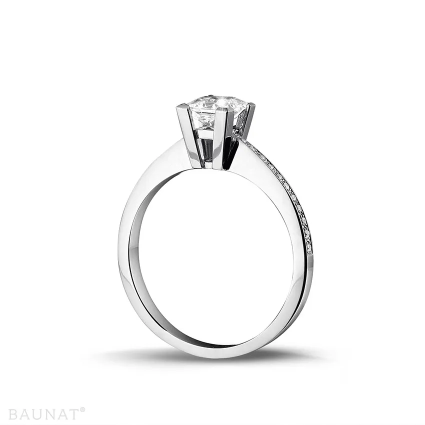0.70 quilates anillo solitario en platino con diamante talla princesa y diamantes laterales 