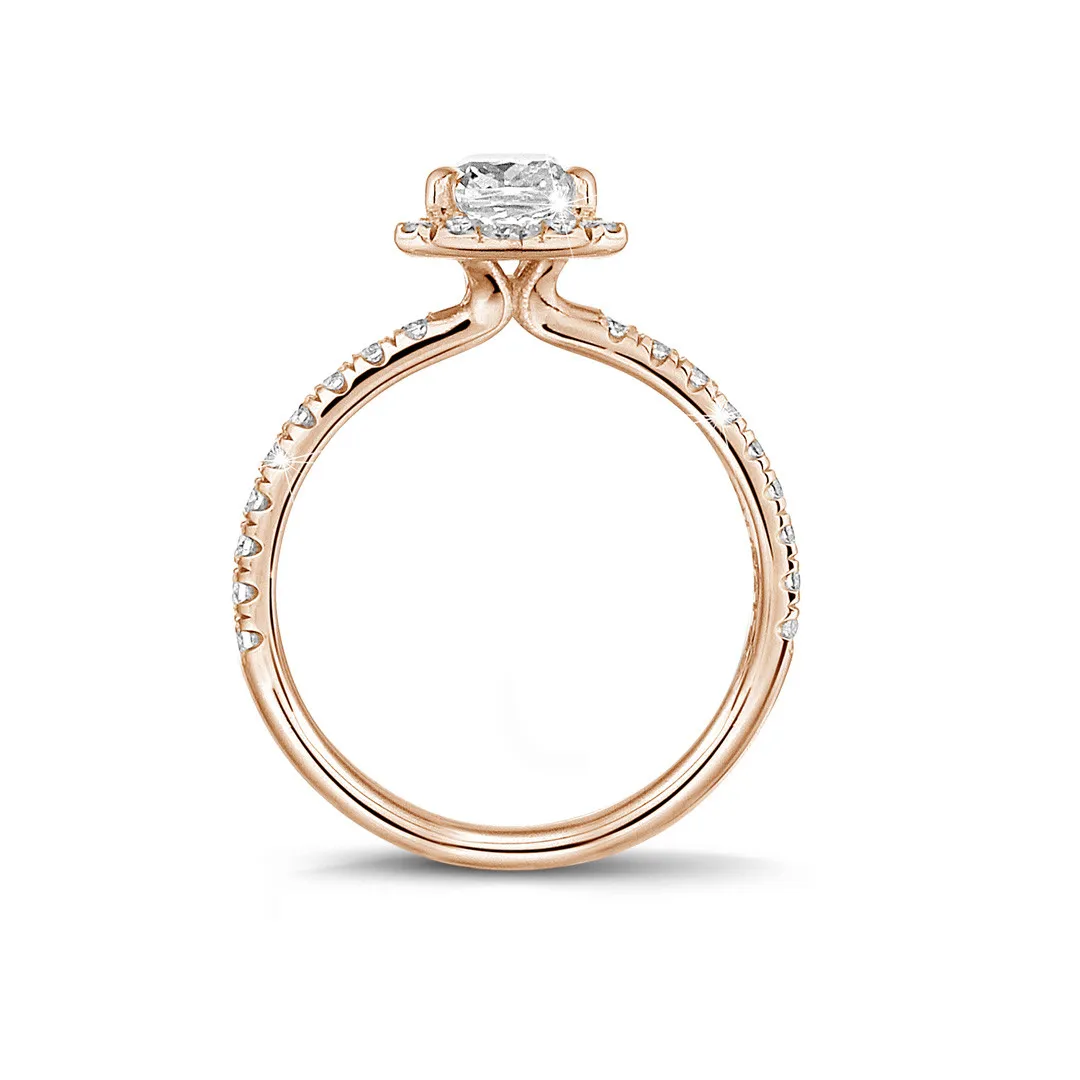 0.70 quilates halo anillo solitario con diamante talla esmeralda en oro rojo con diamantes redondos 