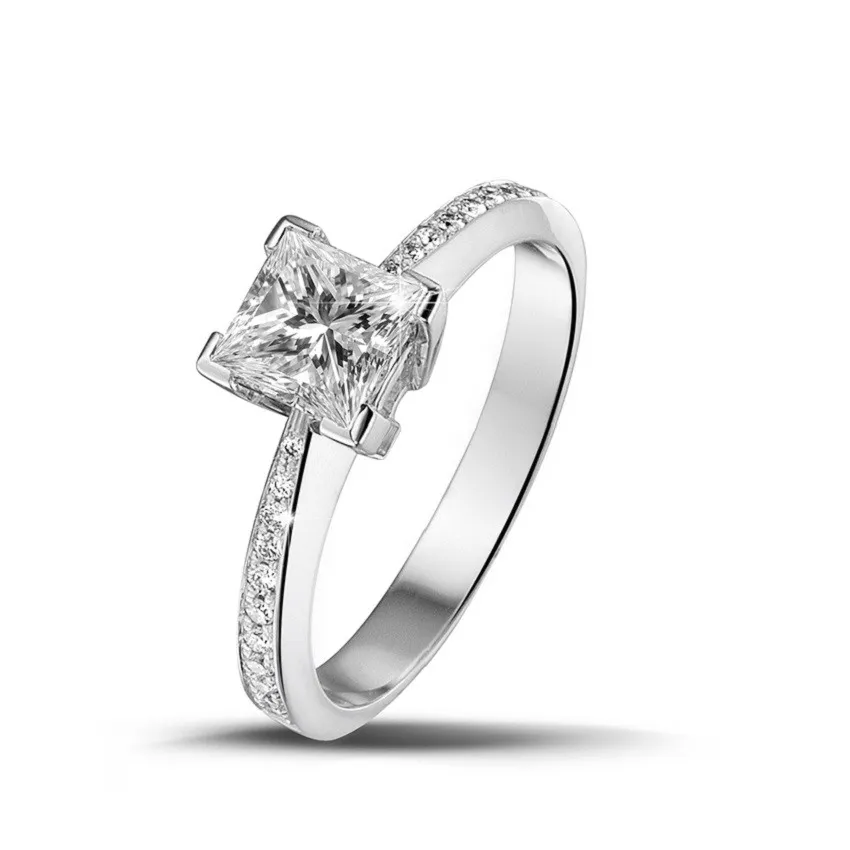 1.00 quilates anillo solitario en oro blanco con diamante talla princesa y diamantes laterales 