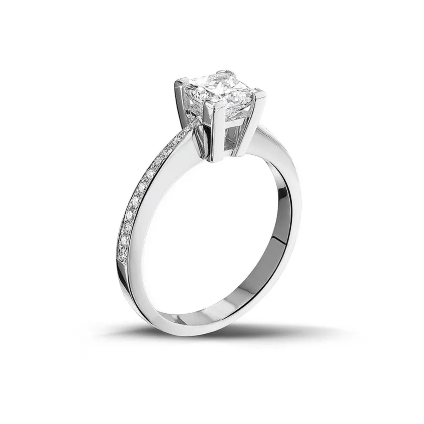 1.00 quilates anillo solitario en oro blanco con diamante talla princesa y diamantes laterales 