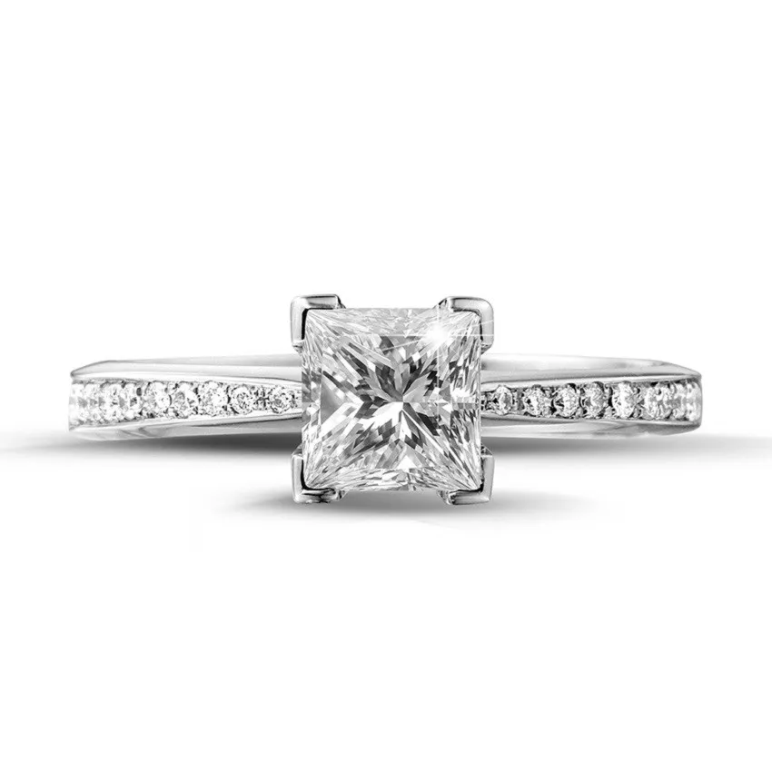 1.00 quilates anillo solitario en oro blanco con diamante talla princesa y diamantes laterales 