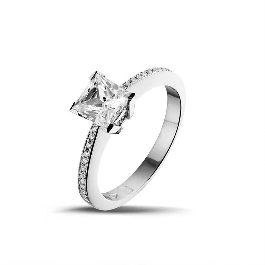 1.20 quilates anillo solitario en platino con diamante talla princesa y diamantes laterales 