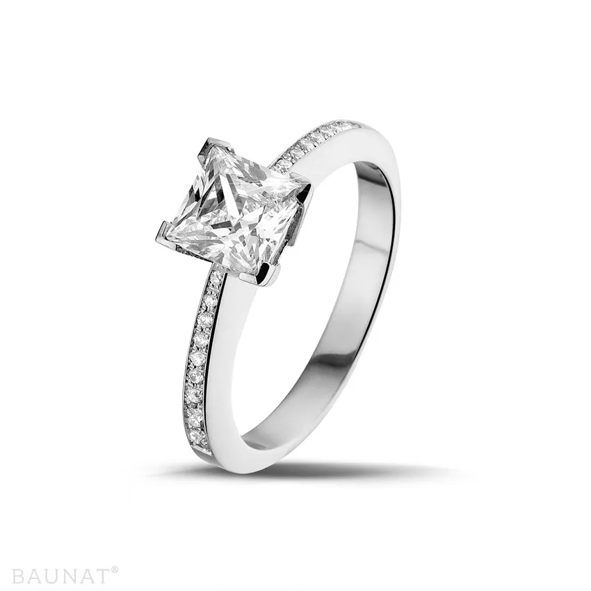 1.50 quilates anillo solitario en platino con diamante talla princesa y diamantes laterales 