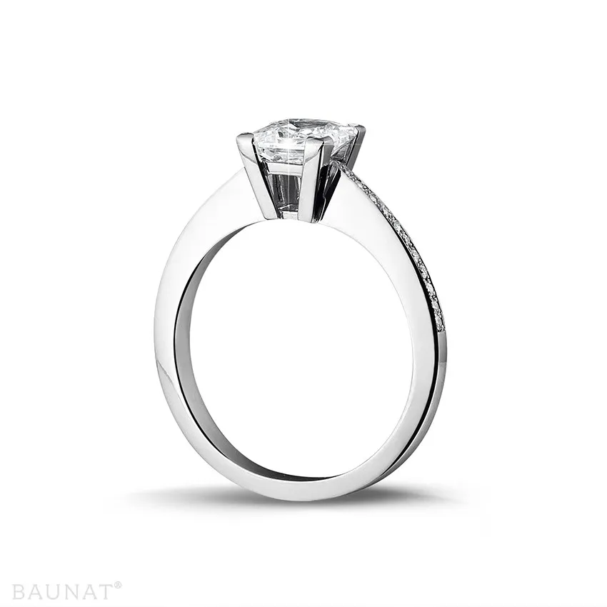 1.50 quilates anillo solitario en platino con diamante talla princesa y diamantes laterales 