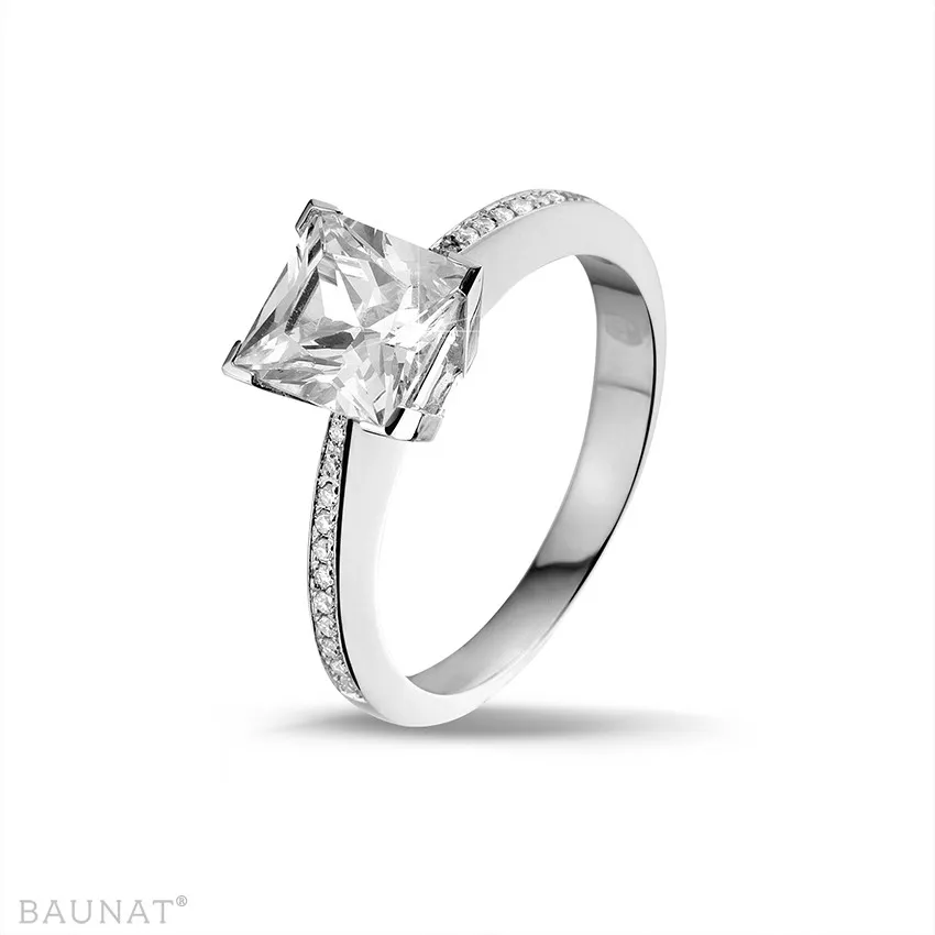 2.00 quilates anillo solitario en oro blanco con diamante talla princesa y diamantes laterales 