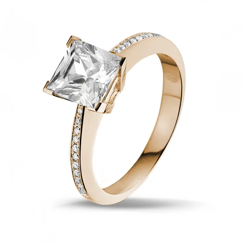 2.00 quilates anillo solitario en oro rojo con diamante talla princesa y diamantes laterales 