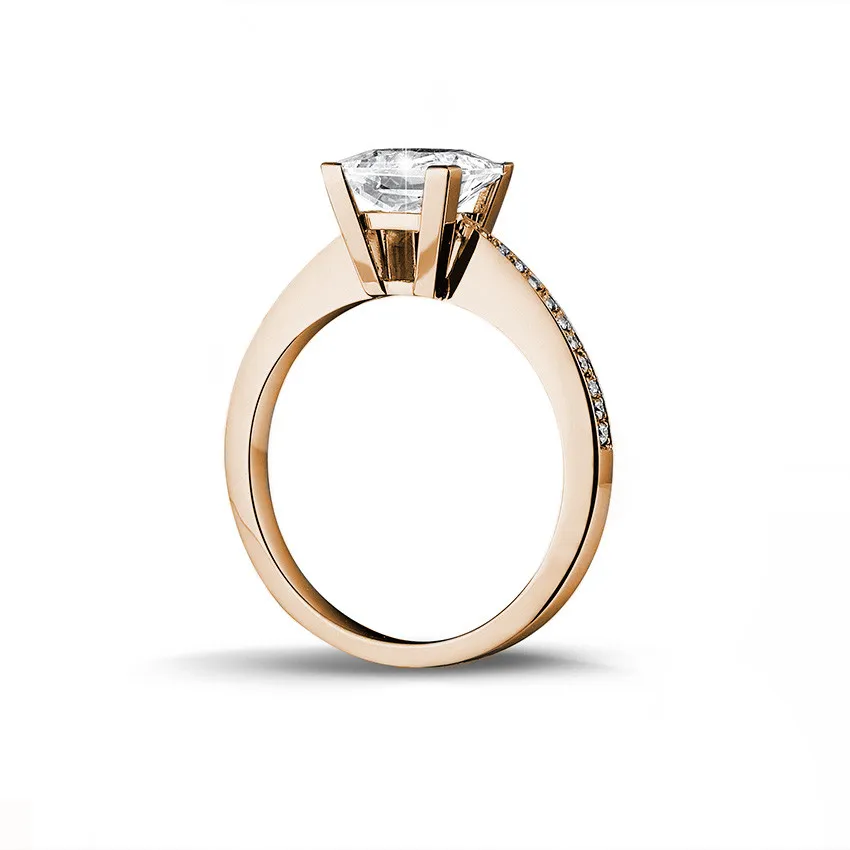 2.00 quilates anillo solitario en oro rojo con diamante talla princesa y diamantes laterales 