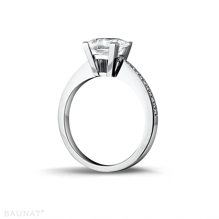 2.00 quilates anillo solitario en platino con diamante talla princesa y diamantes laterales 