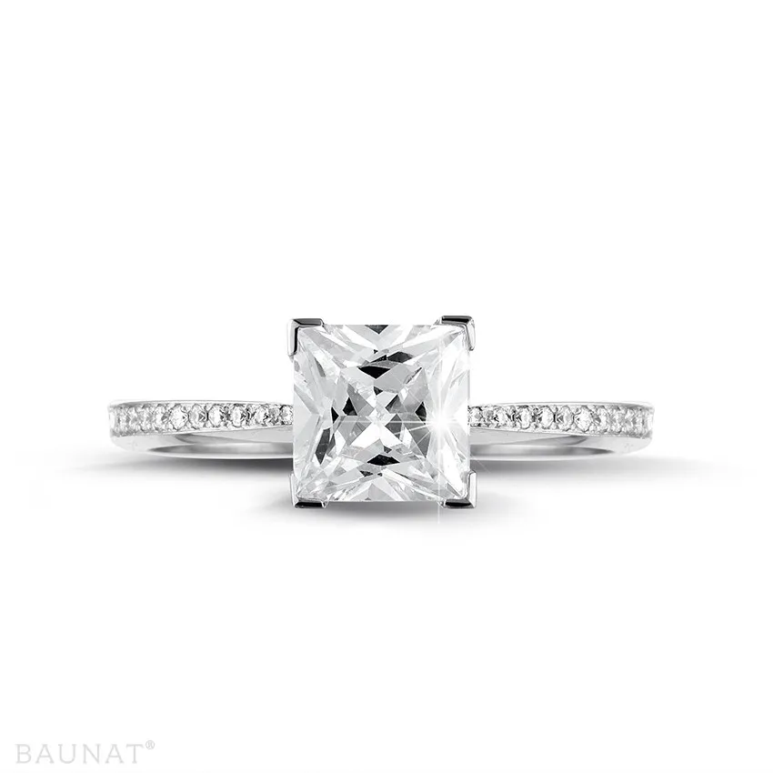 2.00 quilates anillo solitario en platino con diamante talla princesa y diamantes laterales 