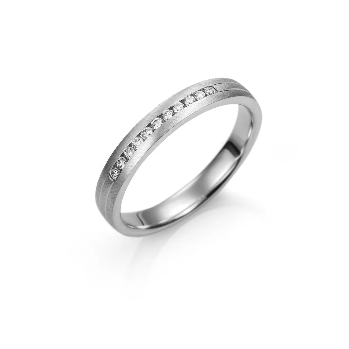 Alianza Oro Blanco de 18kts con Diamantes en talla brillante