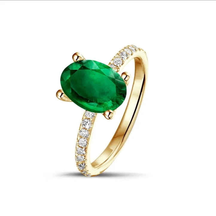 Anillo en oro amarillo con esmeralda ovalada y diamantes en los lados 