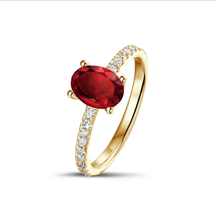 Anillo en oro amarillo con rubí ovalado y diamantes en los lados 