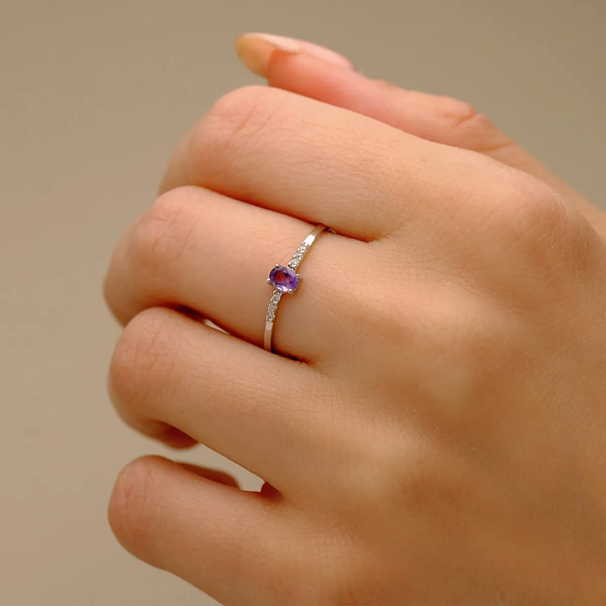 Anillo Oro Blanco Amatista Natural Y Diamantes