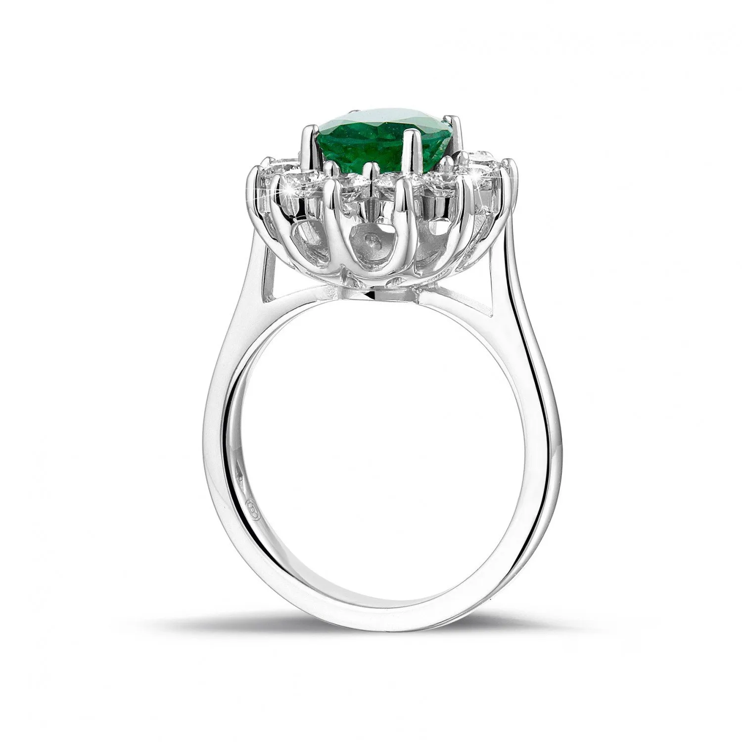 Anillo « entourage » en oro blanco con esmeralda ovalada y diamantes redondos 