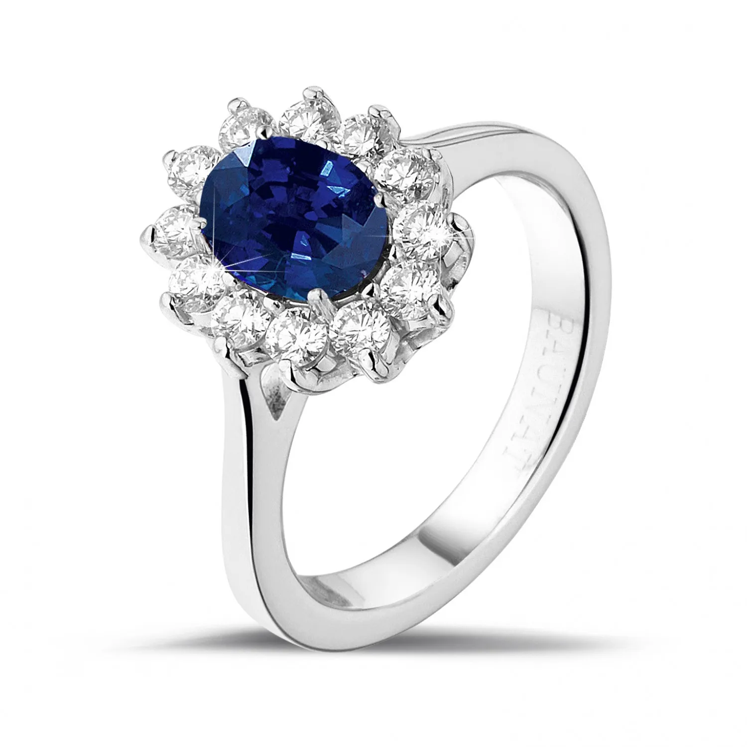 Anillo « entourage » en oro blanco con zafiro ovalado y diamantes redondos 