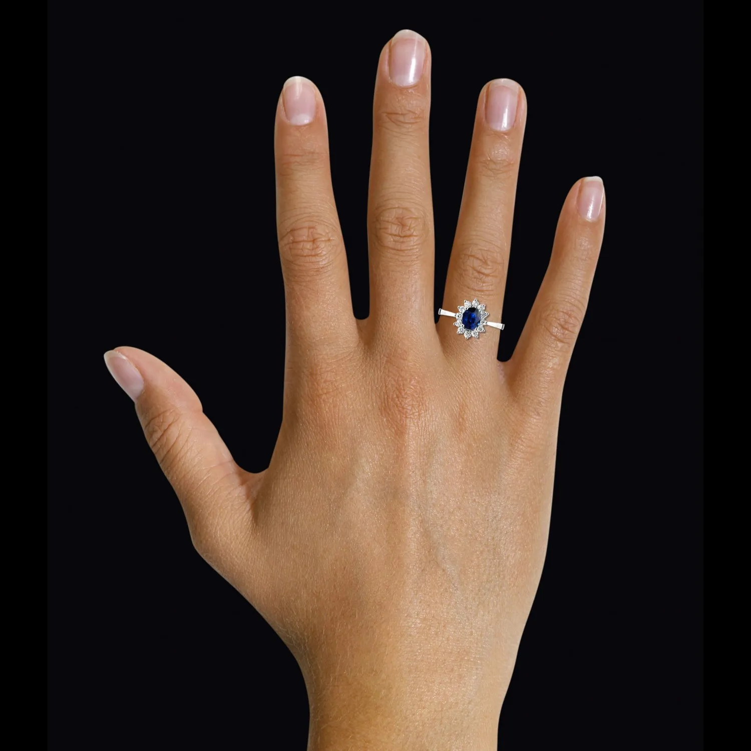 Anillo « entourage » en oro blanco con zafiro ovalado y diamantes redondos 