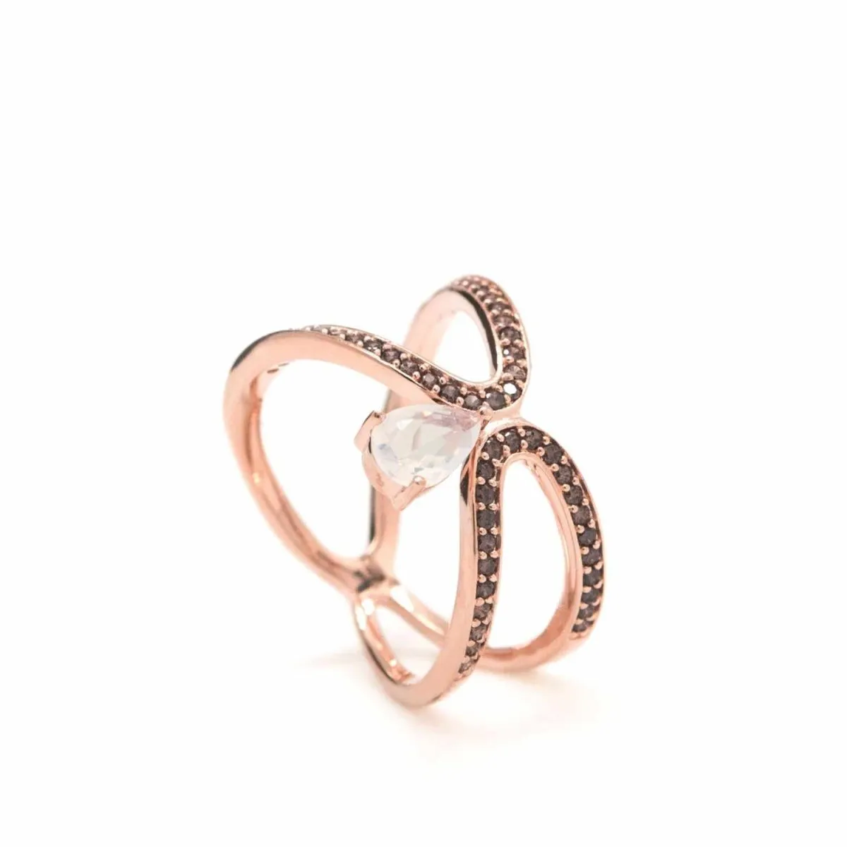 Anillos de diseo doble forma con circonitas negras y gema central