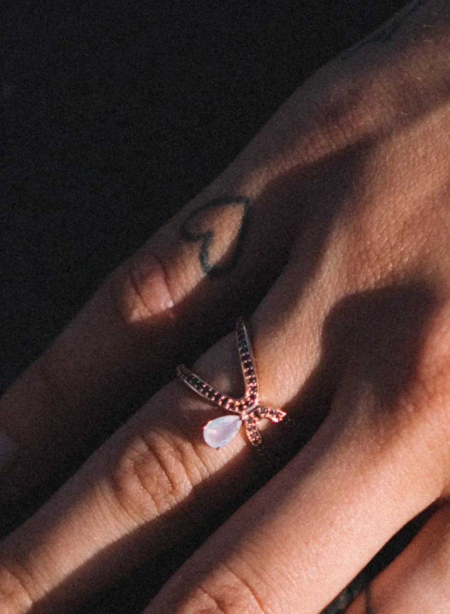 Anillos de diseo doble forma con circonitas negras y gema central