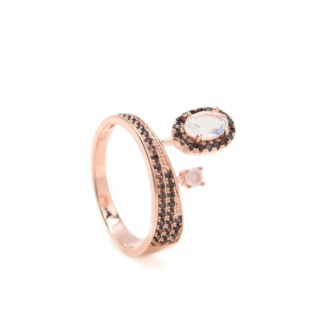 Anillos de diseo irregular con gemas y circonitas negras