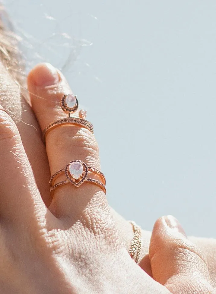 Anillos de diseo irregular con gemas y circonitas negras