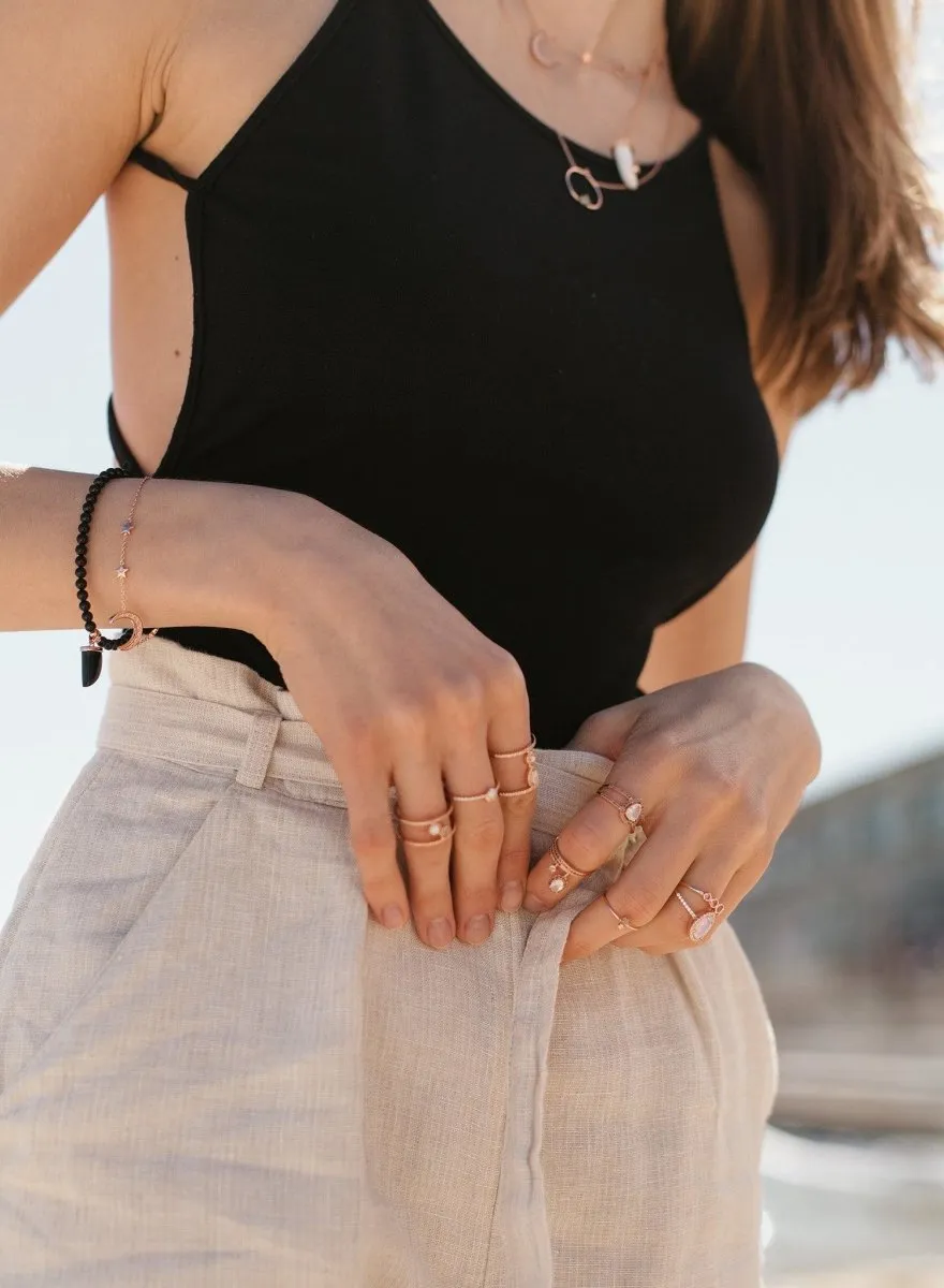 Anillos de diseo irregular con gemas y circonitas negras