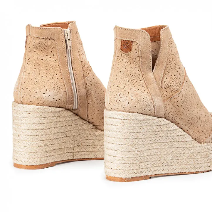 BOTIN ARI GRABADO BEIGE POPA