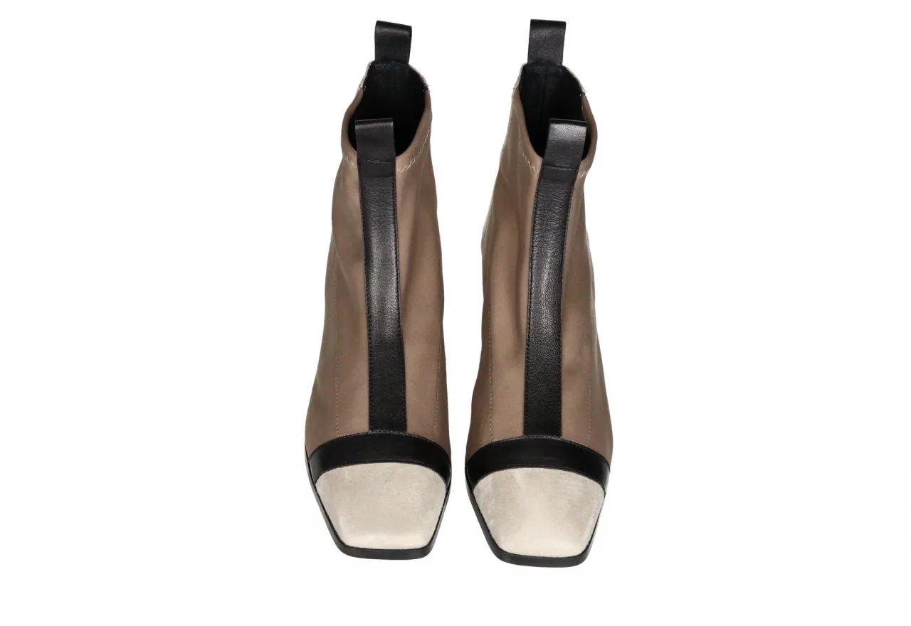 Botin Licra/nobuck Taupe Tiras Empeine y Pala Negras Tacon Medio