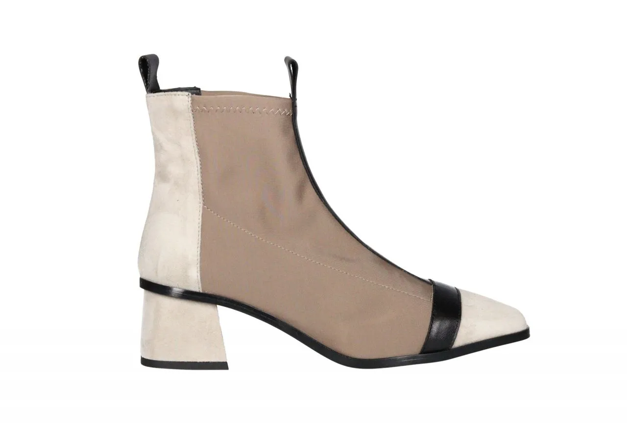 Botin Licra/nobuck Taupe Tiras Empeine y Pala Negras Tacon Medio