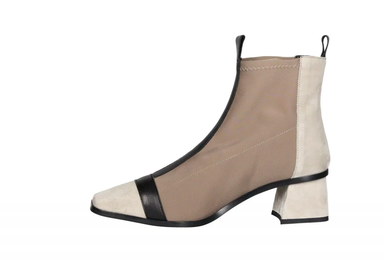 Botin Licra/nobuck Taupe Tiras Empeine y Pala Negras Tacon Medio