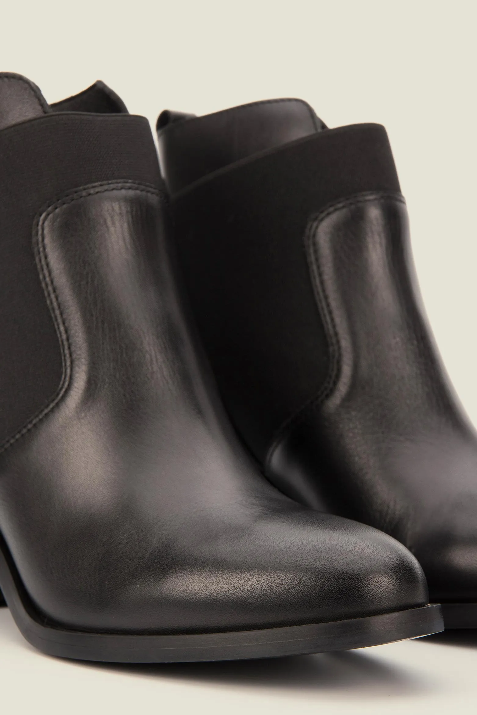 Botines tacón Burgos de cuero aplique Negro