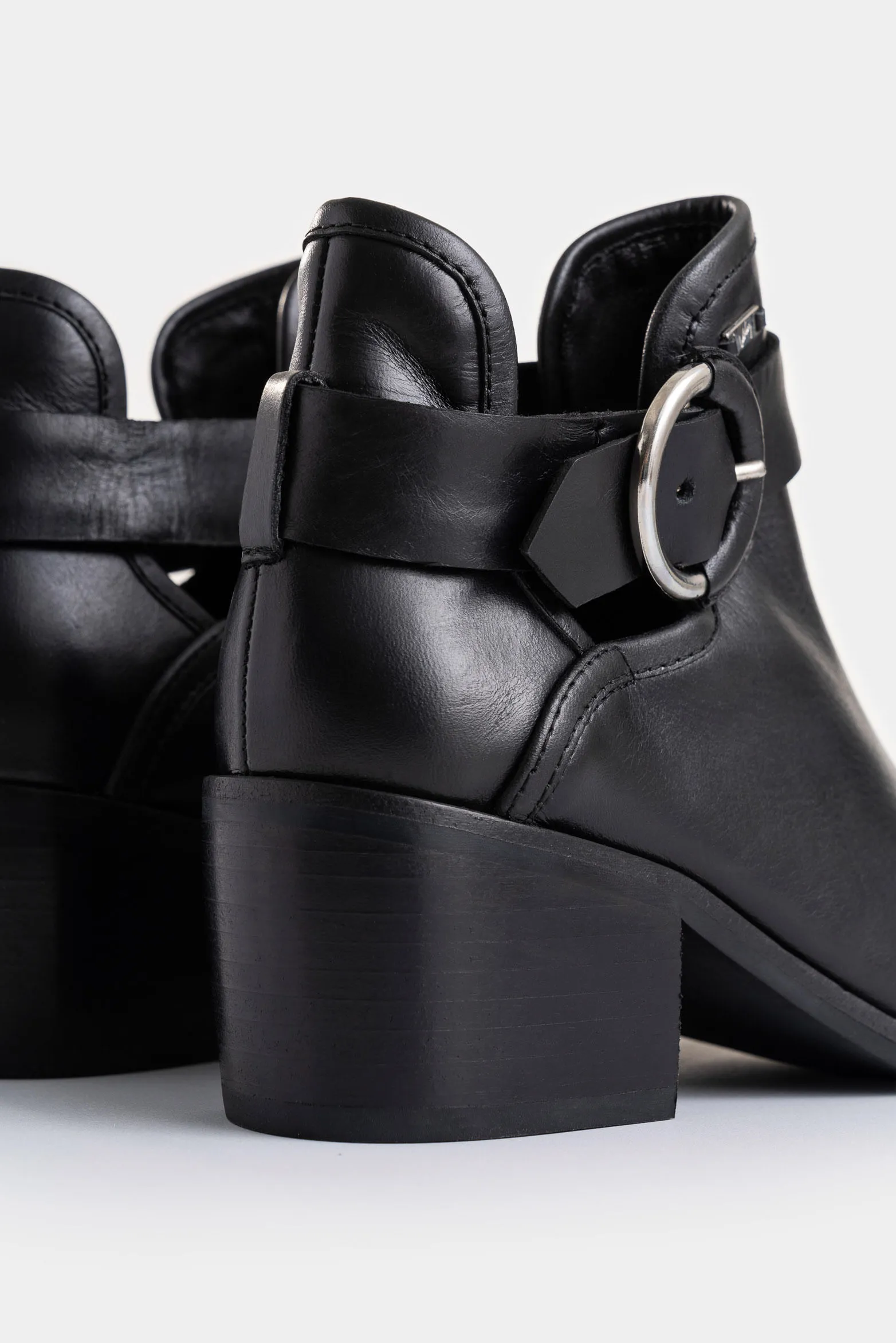 Botines tacón Campina de cuero hebilla Negro