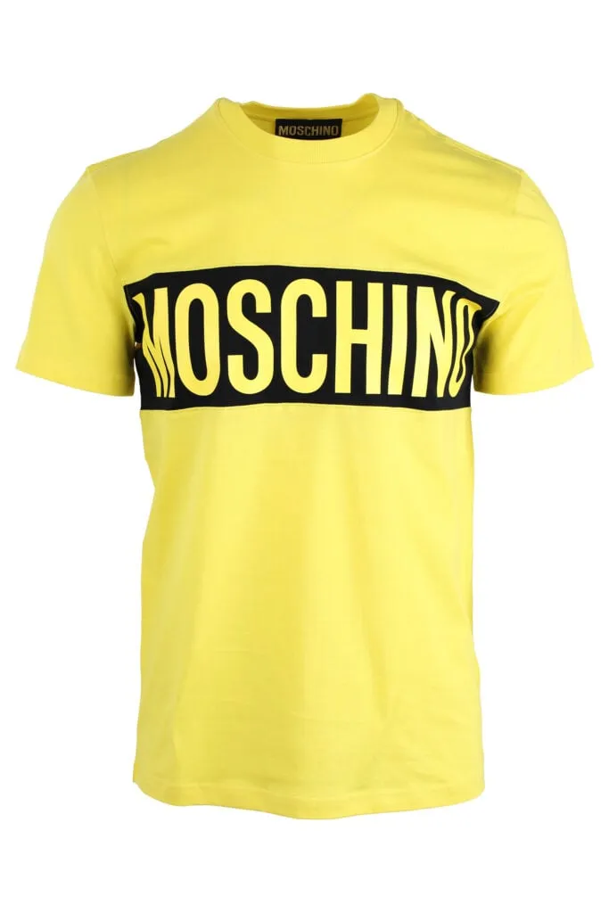 Camiseta amarilla con logo en franja negra