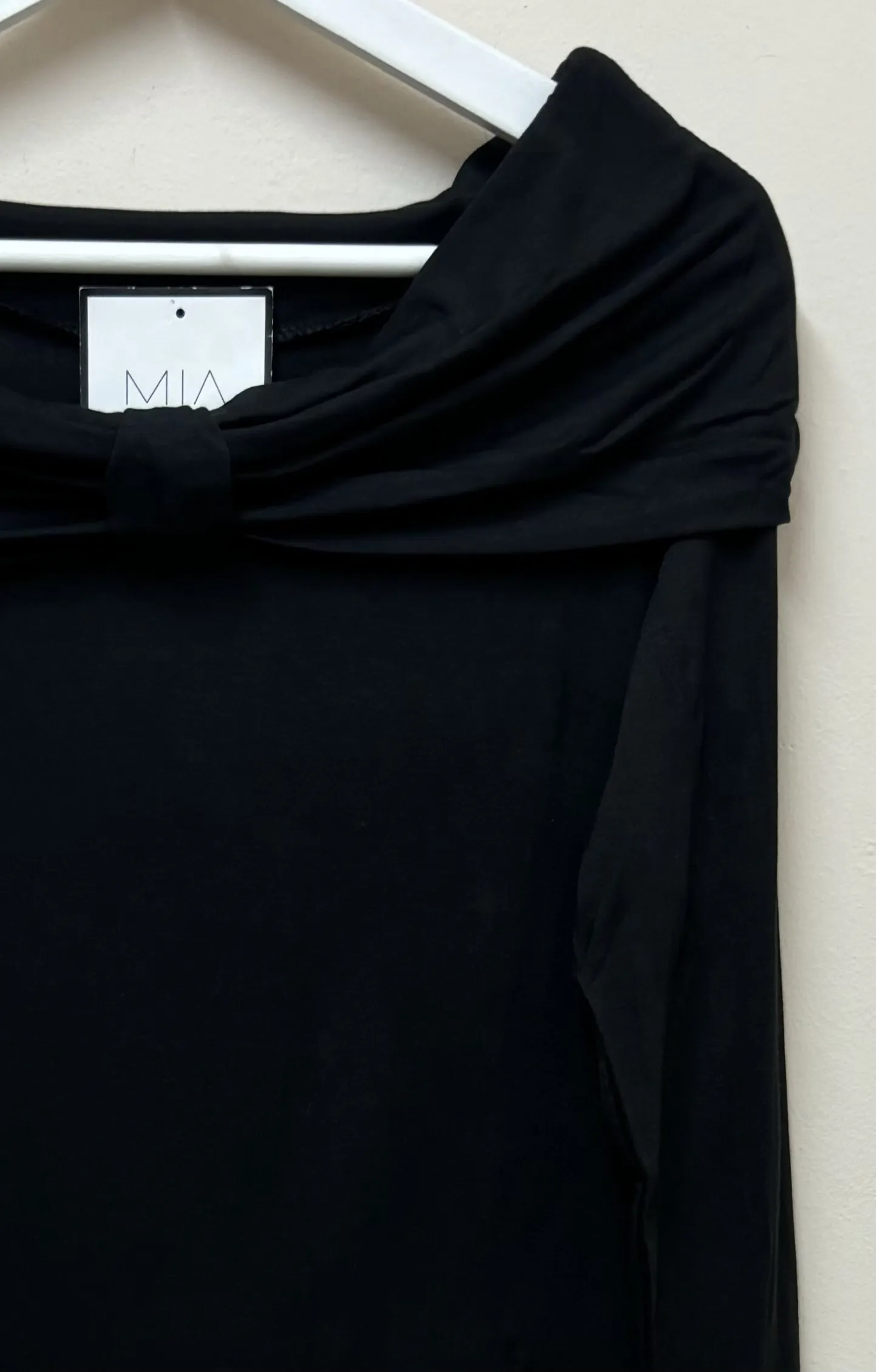 Camiseta Bardot Lazo Negra