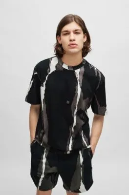 Camiseta de punto de algodón con estampado de temporada y logo apilado
