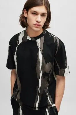 Camiseta de punto de algodón con estampado de temporada y logo apilado