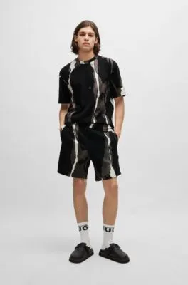 Camiseta de punto de algodón con estampado de temporada y logo apilado