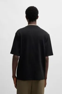 Camiseta de punto de algodón con logo apilado grabado