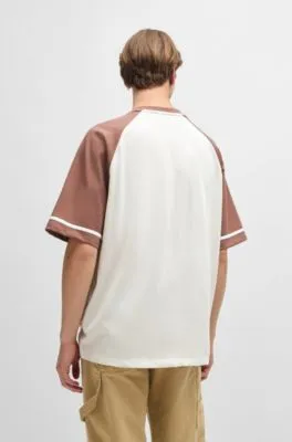 Camiseta loose fit de punto de algodón con ilustración de temporada