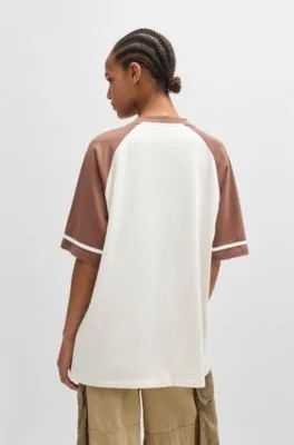 Camiseta loose fit de punto de algodón con ilustración de temporada