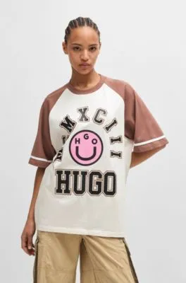 Camiseta loose fit de punto de algodón con ilustración de temporada