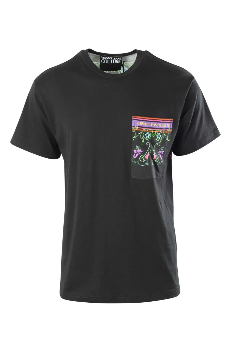 Camiseta negra con bolsillo multicolor flores