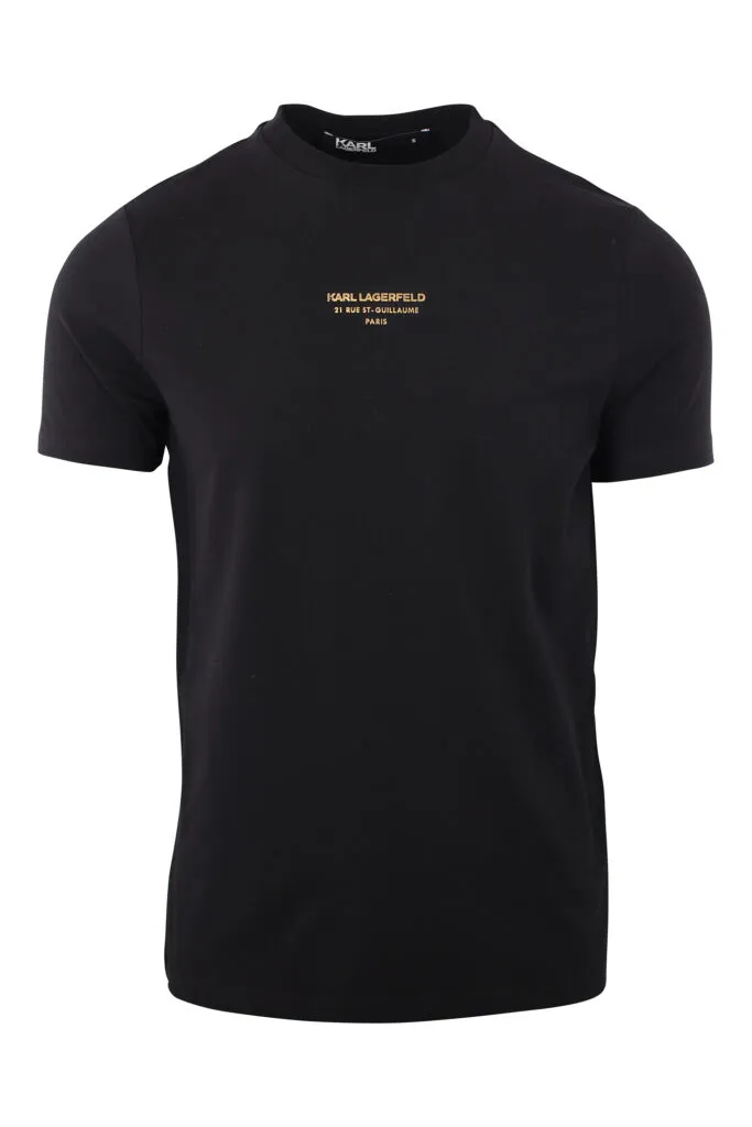 Camiseta negra con logo dorado pequeño