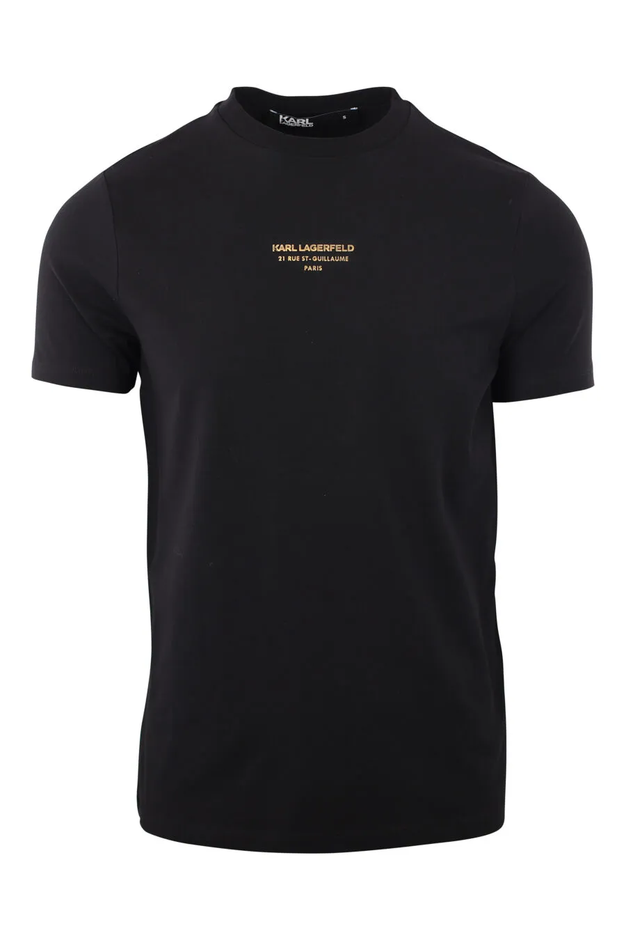 Camiseta negra con logo dorado pequeño
