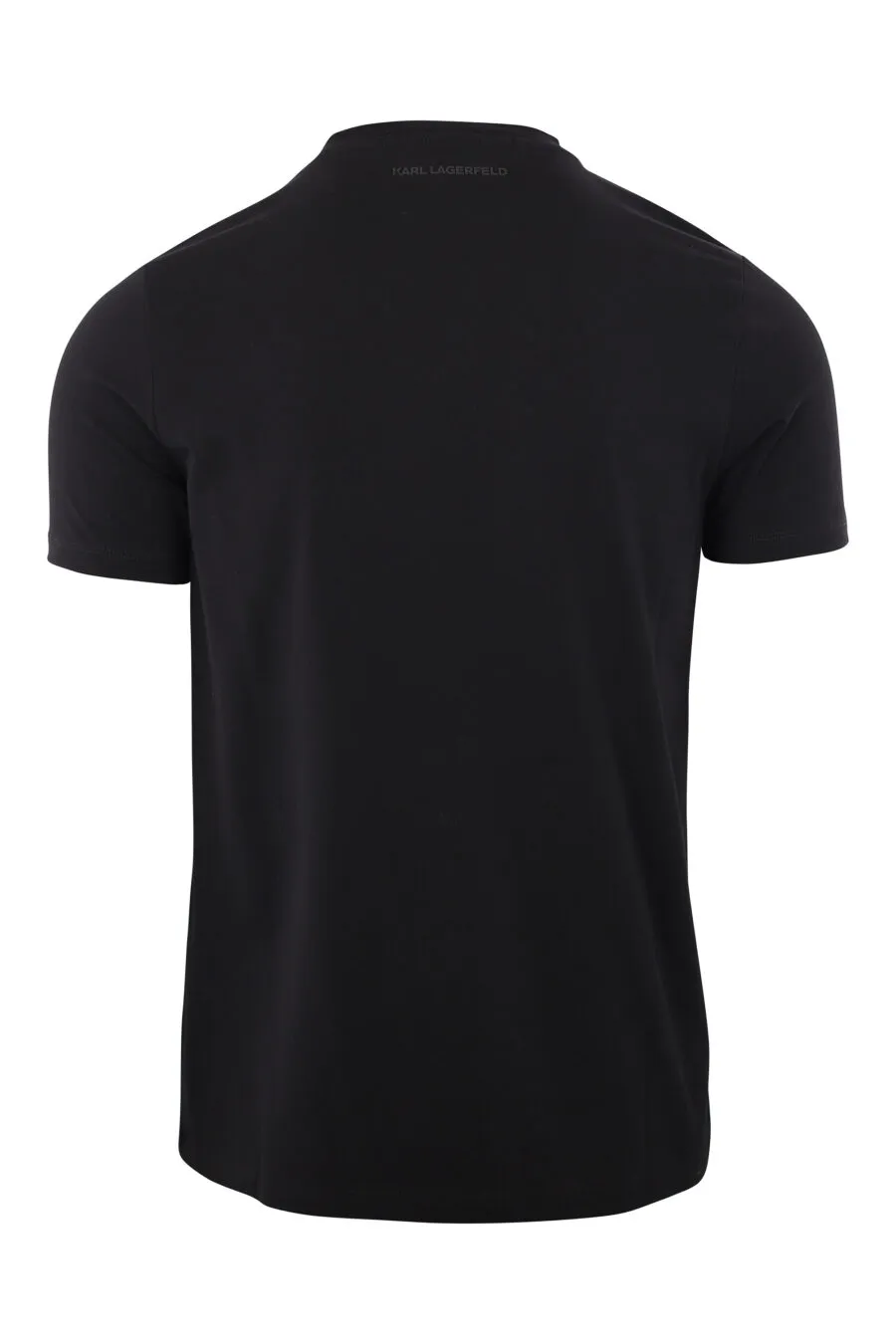 Camiseta negra con logo dorado pequeño