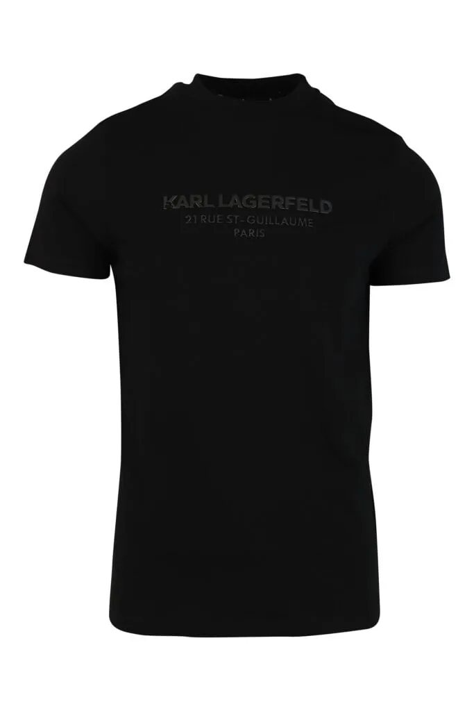 Camiseta negra con logo monocromático 