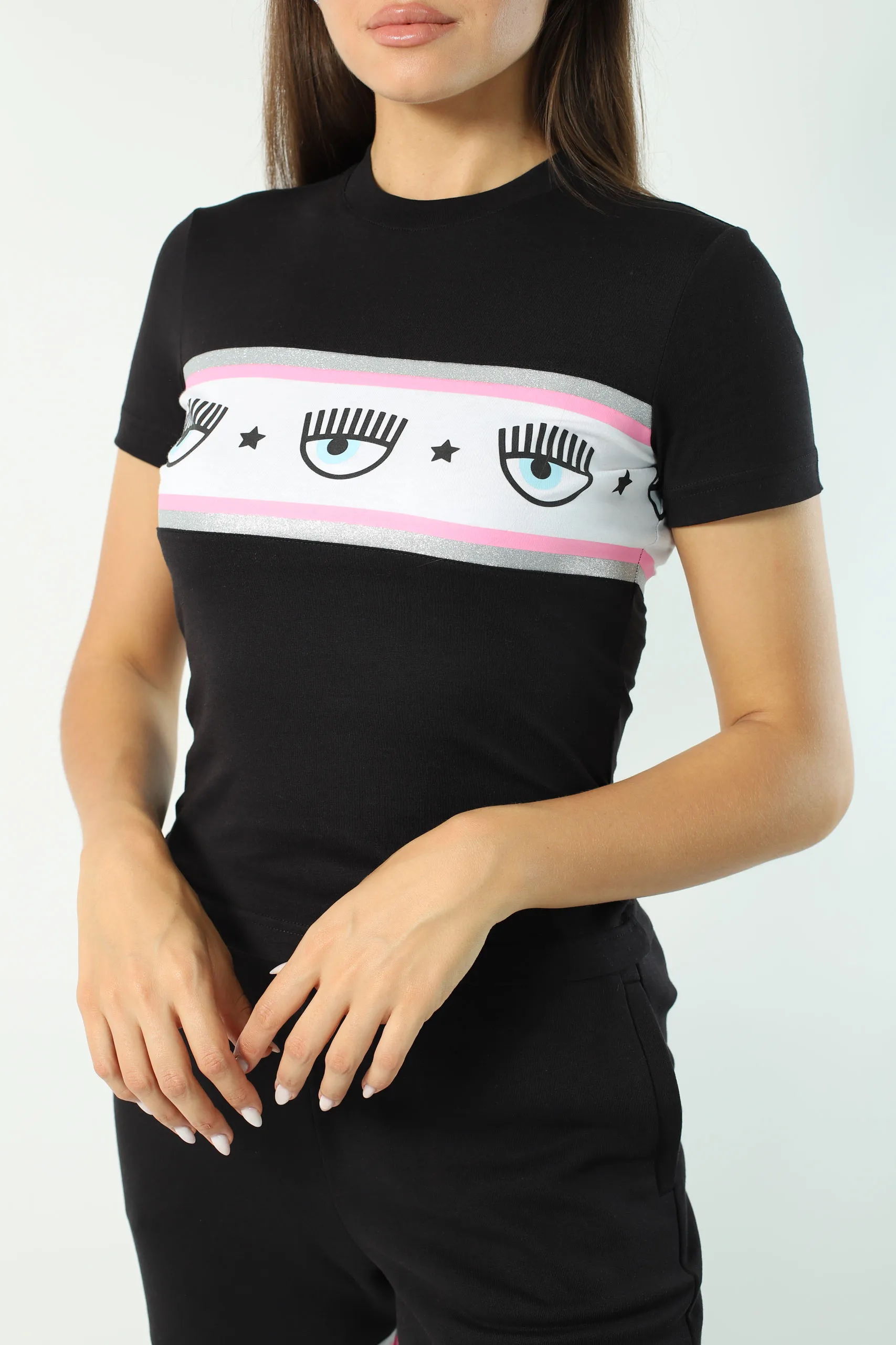 Camiseta negra con logo ojo en cinta