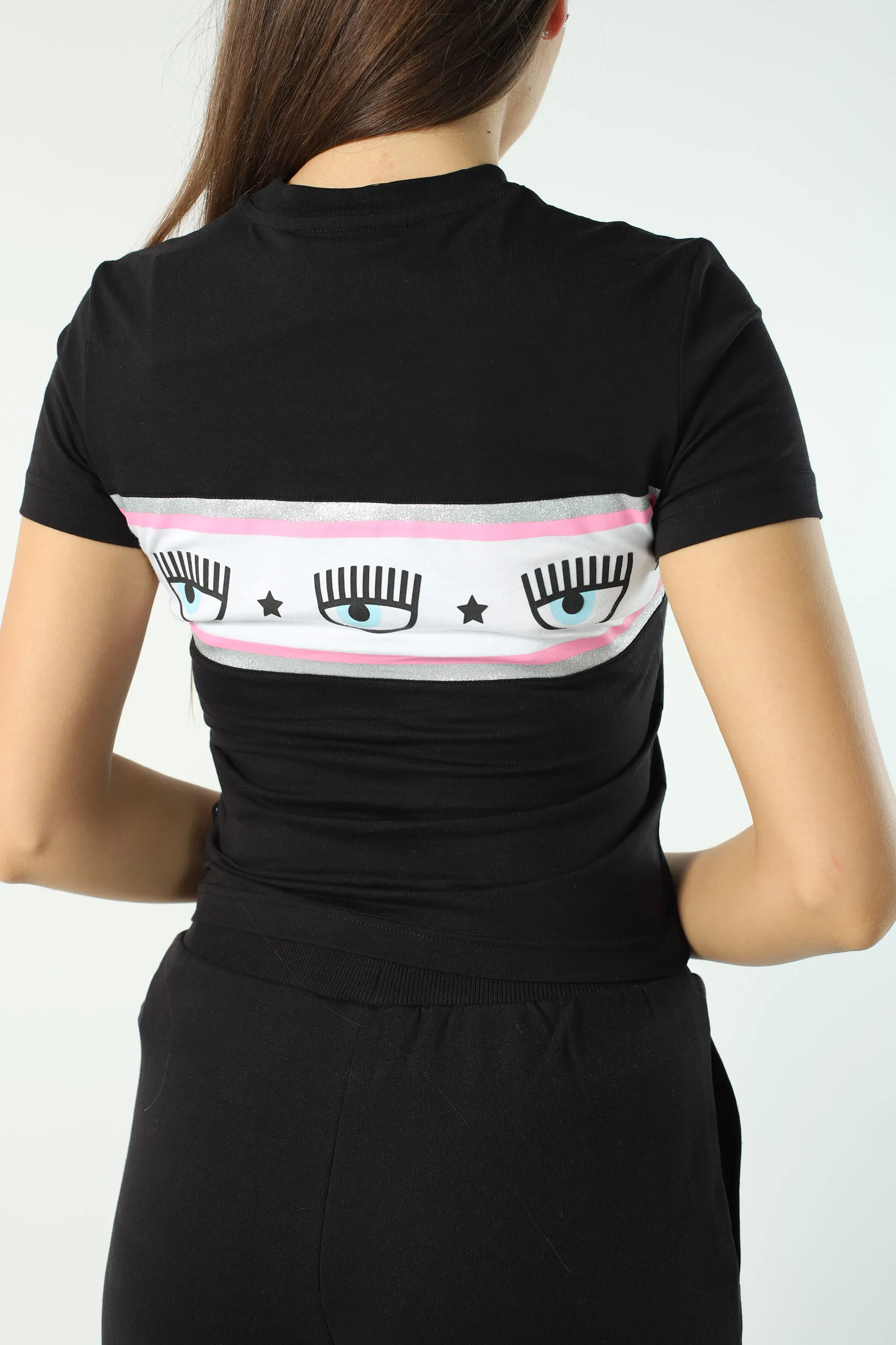 Camiseta negra con logo ojo en cinta
