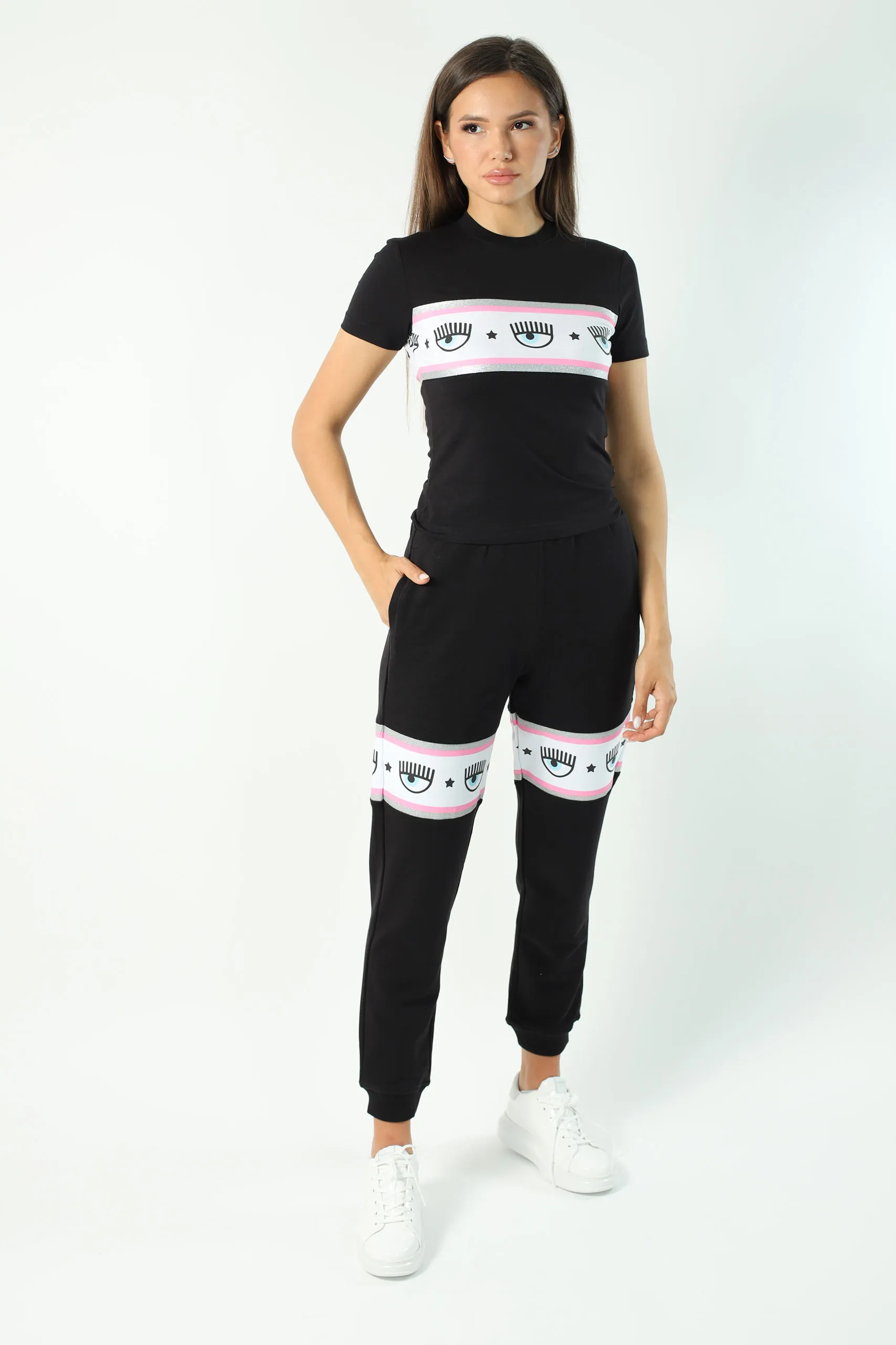 Camiseta negra con logo ojo en cinta