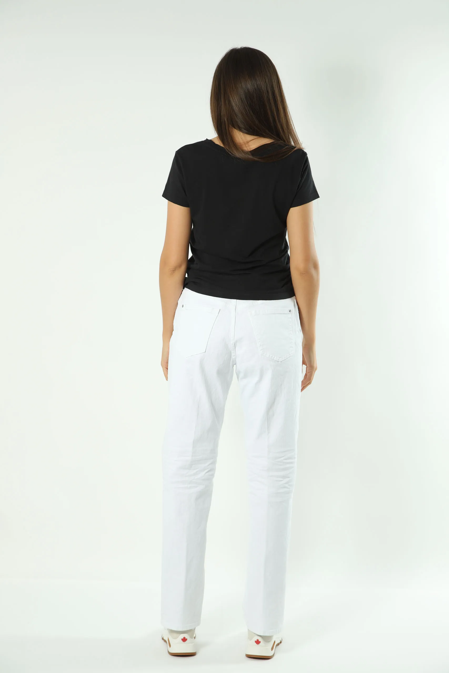 Camiseta negra con maxilogo bordado en strass