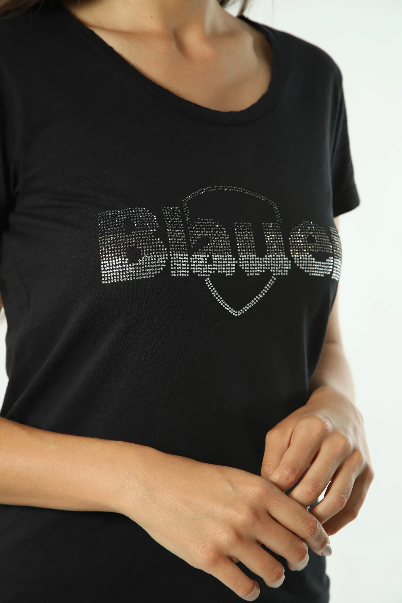 Camiseta negra con maxilogo bordado en strass